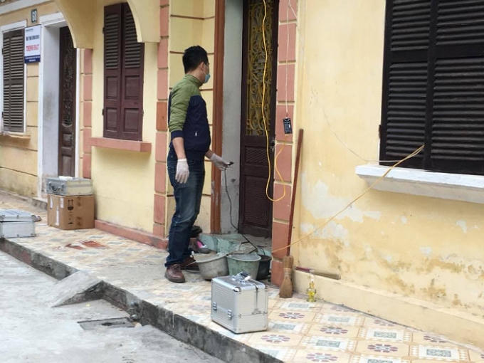 Lực lượng chức năng tiến hành khám nghiệm hiện trường vụ án.