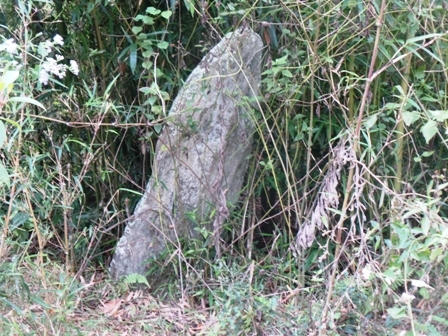 Những bia đá còn sót lại.