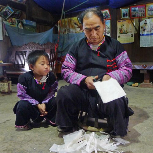 Sáng ngày 30 Tết, theo phong tục người Mông ở Mộc Châu, mọi thành viên trong các gia đình đều trở về nhà, cùng gia đình nhộn nhịp chuẩn bị đón Tết. Dù trong năm có khó khăn thì Tết nhà nhà cũng đều mổ lợn, nhà giàu mổ lợn to, nhà nào khó khăn thì con lợn bé hơn. Nhà nào cũng giã bánh giầy, cũng có gà ngon cúng ma nhà (tổ tiên) ngày 30 Tết.