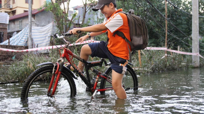 Trẻ em bì bõm lội nước đến trường
