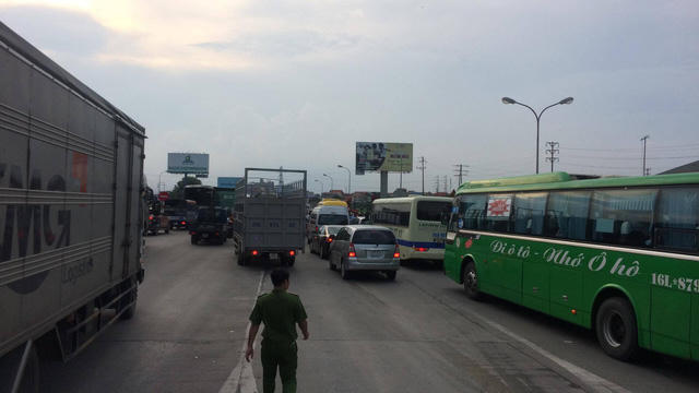 Quốc lộ 5 ùn tắc giao thông do các tài xế trả tiền lẻ khi qua trạm chiều 5/9 (ảnh: Trần Thanh)