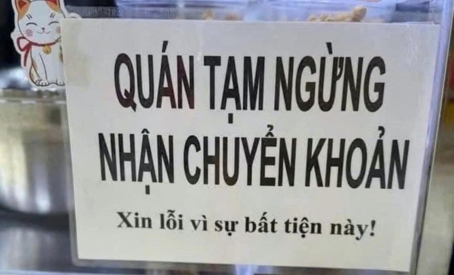Nhiều cửa hàng treo biển ngừng nhận chuyển khoản.