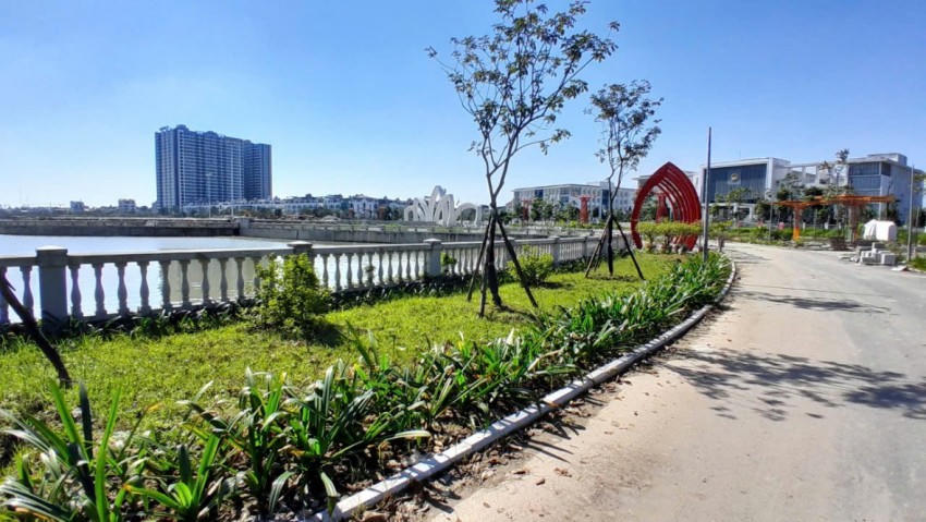 Các hạng mục cảnh quan, chiếu sáng, cây xanh, đường dạo...và các tiện ích công cộng đang được đơn vị thi công đẩy nhanh tiến độ.