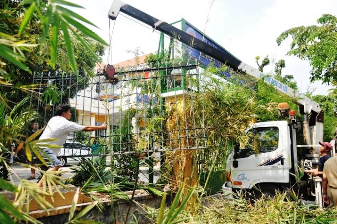 TP HCM: Nữ tài xế húc đổ rào thép, đè cụ ông chạy xe ôm