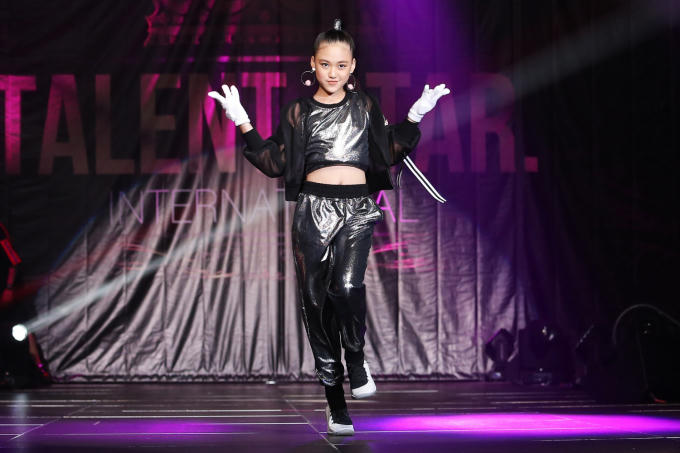 Dàn mẫu nhào lộn, múa lụa trên sân khấu thời trang Hong Kong