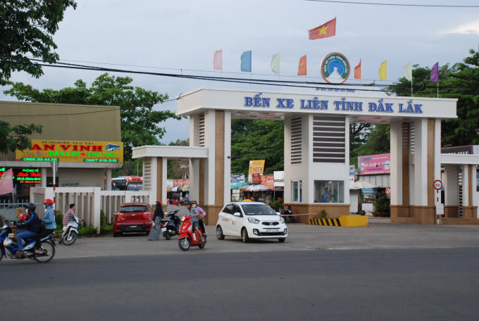 Trước bến xe liên tỉnh Đắk Lắk nơi nhiều người dân bị móc túi bằng hình thức cho đi nhờ xe.
