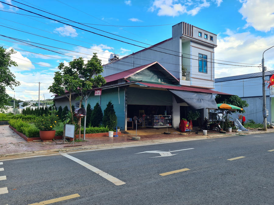 Thửa đất và công trình xây dựng tạm được cho là của ông Tòng Văn Hưởng tại khu tái định cư dự án Phật Giáo.