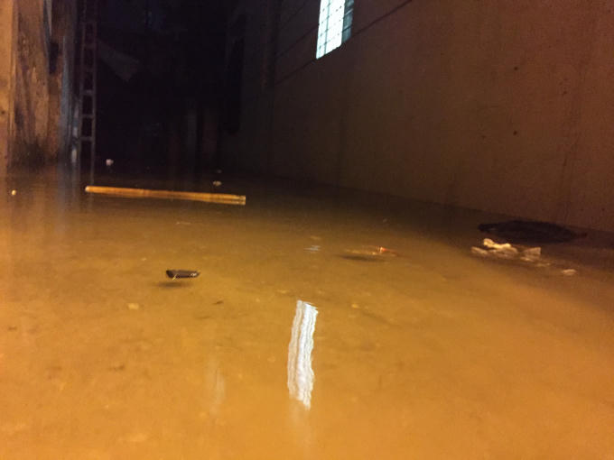 H&agrave; Nội: Mưa lớn khiến nhiều tuyến đường ngập s&acirc;u