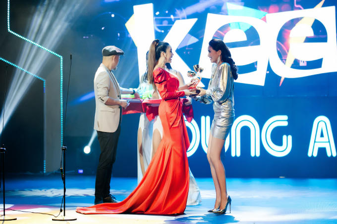 Lý Nhã Kỳ được mời trao giải cho Bích Phương được vinh danh hai giải - MV của năm và Ca khúc của năm - với Bùa yêu.