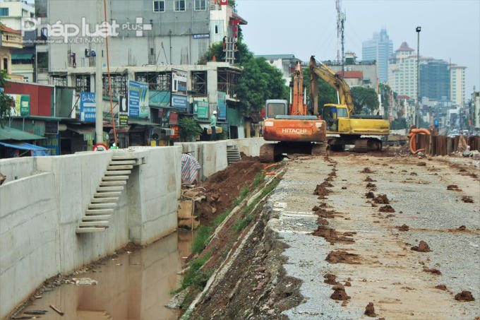 Các công nhân vẫn đang khẩn trương làm việc để kịp tiến độ kế hoạch