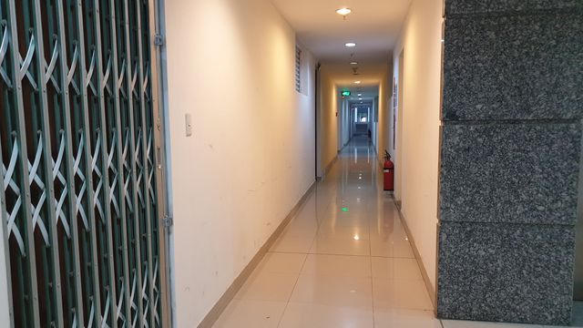 Hành lang chung cư Carina về đêm