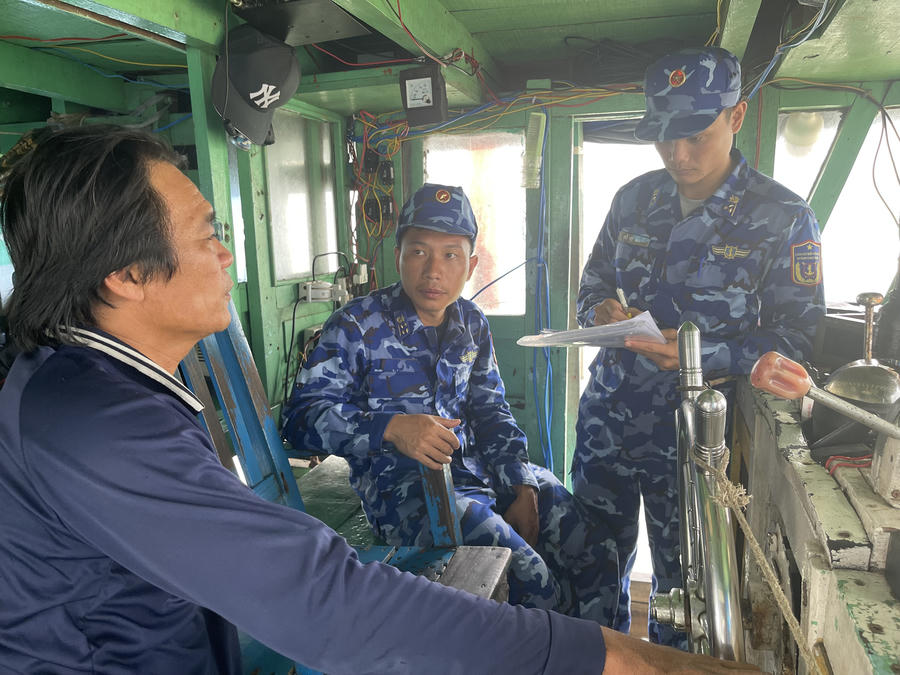 Lập biên bản vi phạm hành chính.