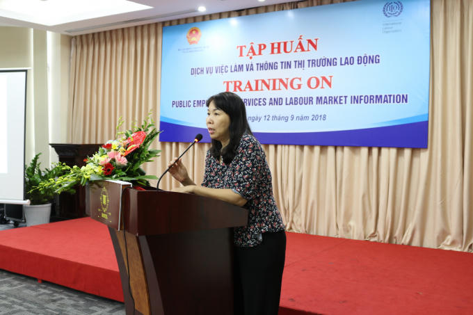 B&agrave; L&ecirc; Kim Dung - Cục trưởng Cục Việc l&agrave;m ph&aacute;t biểu khai mạc đợt tập huấn.