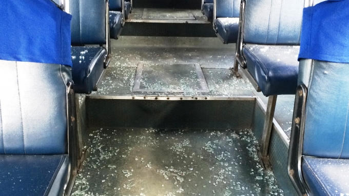 Kính xe buýt văng tung tóe khiến nhiều người hoảng loạn.