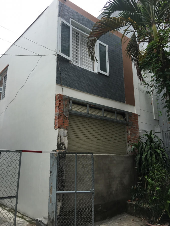 Các hộ dân xây bức tường mới chắn ngang nhà ông Kiệt.