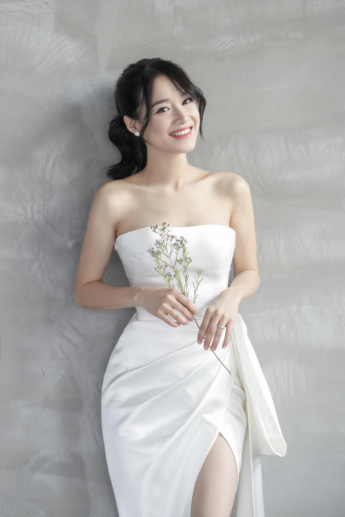 Nhã Phương - Trường Giang đi dép tổ ong nghìn lỗ chụp ảnh cưới