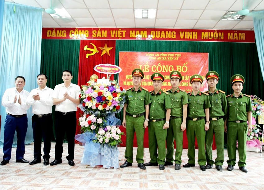 Lãnh đạo Đảng uỷ, UBND xã Yên Kỳ tặng hoa chúc mừng Công an xã Yên Kỳ.