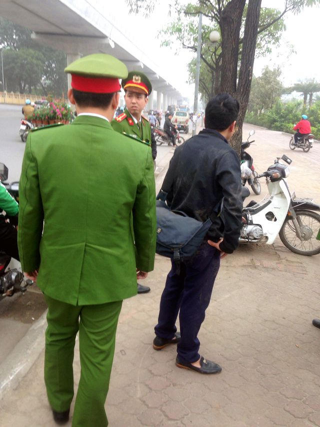 Công an phường Mai Dịch có mặt kịp thời nên anh T. mới thoát nạn.