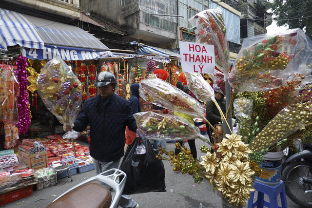 Các loại hoa giả cũng được bán thanh lí không khác gì những mặt hàng khác.