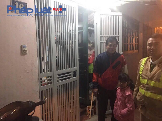 Cháu Uyên Nhi cùng, chị Thảo được các đồng chí CSGT đội 6 đưa về tận nhà.
