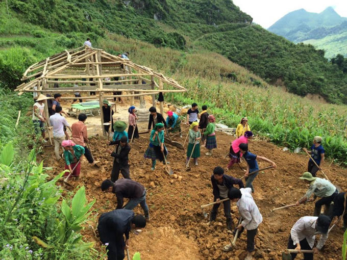 Sự chung tay g&oacute;p sức của người d&acirc;n trong qu&aacute; tr&igrave;nh xay dựng trường.