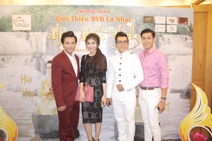 Bá Thắng - Diễn viên trẻ Thục Vy - Hòa Hiệp - Siêu mẫu Phạm Đức Long ( từ trái sang )