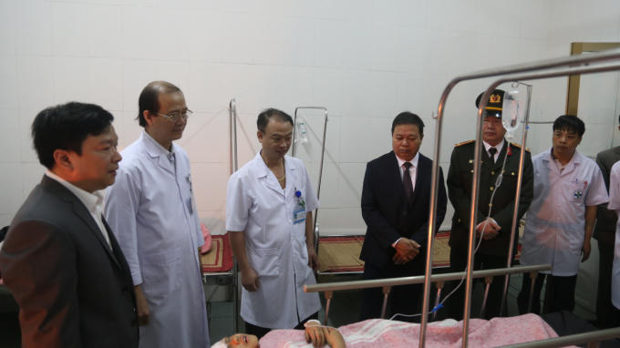 Lãnh đạo tỉnh Hà Nam thăm hỏi các bệnh nhân trong vụ tai nạn.