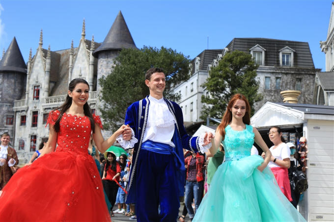 Đoàn nghệ thuật  biểu diễn di chuyển vòng quanh Làng Pháp, từ khách sạn Morin tới khu vực nhà thờ Saint Denis, đài phun nước, quảng trường Du Dôme…. Du khách tưởng mình như lạc bước giữa khung trời Châu Âu rộng mở, xứ sở của những lễ  hội đường phố vui tươi bất tận