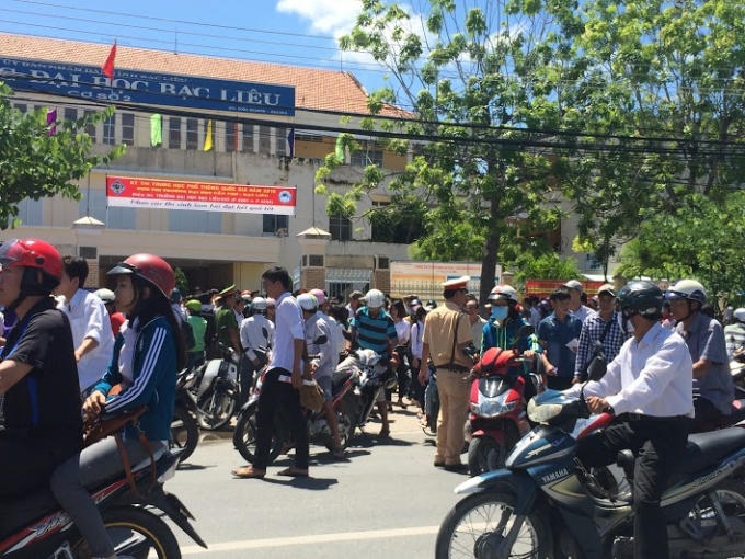 Lực lượng CSGT có mặt tại khắp các điểm thi để giải tỏa giao thông tránh xảy ra tình trạng kẹt xe trước các điểm thi.