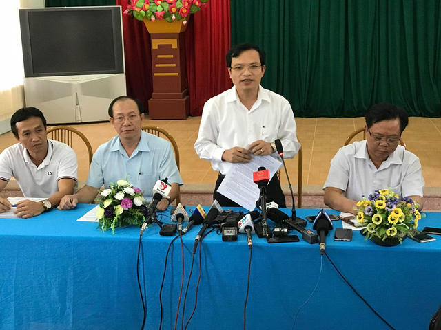 Đại diện đoàn công tác của Bộ GD-ĐT, lãnh đạo tỉnh Sơn La thông tin về điểm thi bất thường tại địa phương.