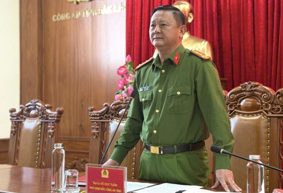 Đại tá Võ Duy Tuấn, Phó Giám đốc Công an tỉnh Đăk Lăk thông tin vụ việc tại buổi họp báo.