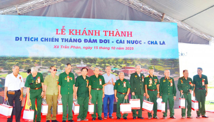 Ông Lữ Văn Hùng - Ủy viên BCH TW Đảng, Trưởng Đoàn đại biểu Quốc hội tỉnh, trao quà tri ân các nhân chứng lịch sử trong trận chiến Đầm Dơi – Cái Nước – Chà Là.