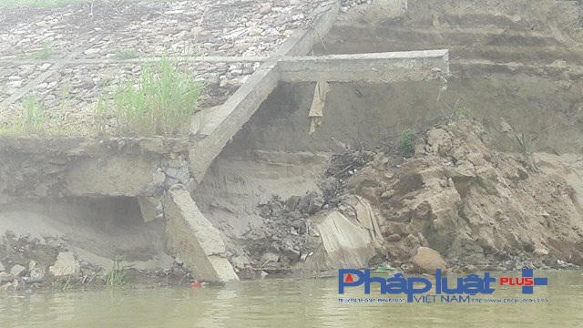 Bê tông cốt thép cũng bị kéo tụt xuống sông (Ảnh Đào Tấn)