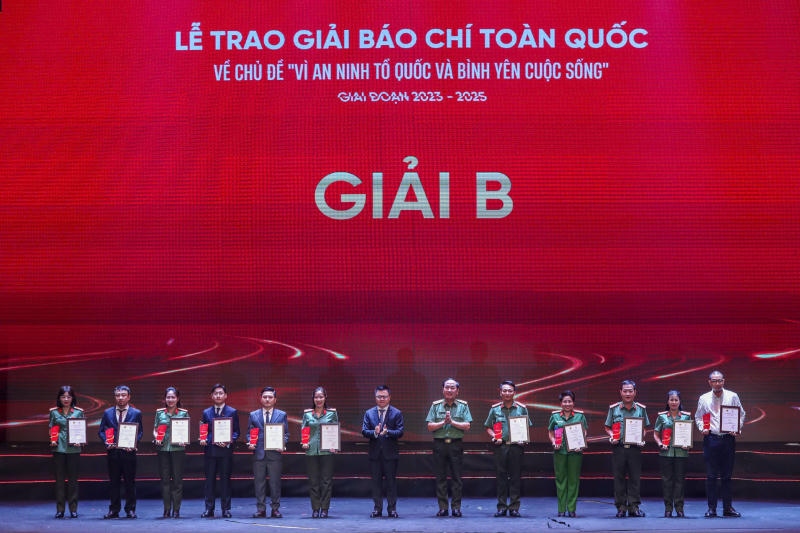 Tác giả, đại diện nhóm tác giả nhận Giải A, Giải B của Giải báo chí toàn quốc vì an ninh tổ quốc và bình yên cuộc sống