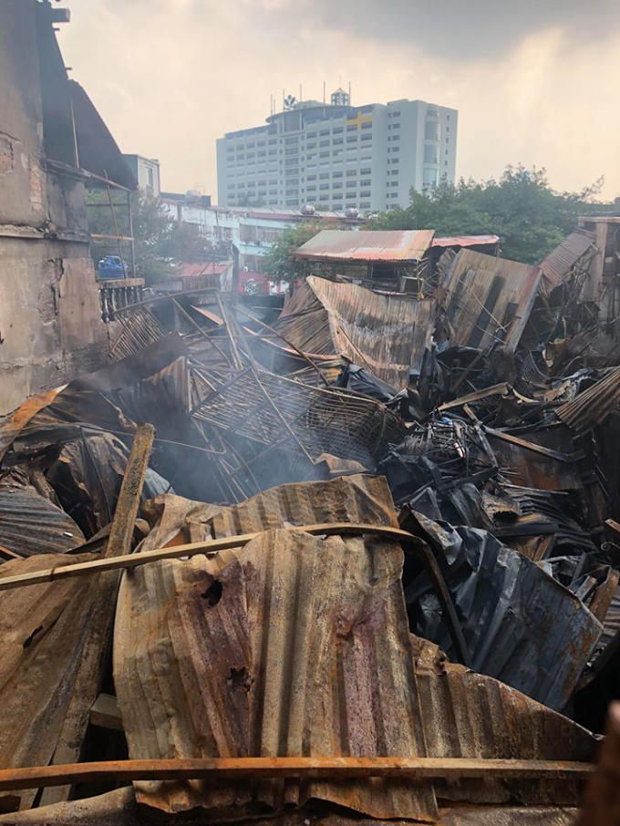 Khung cảnh tan hoang sau cháy lớn.