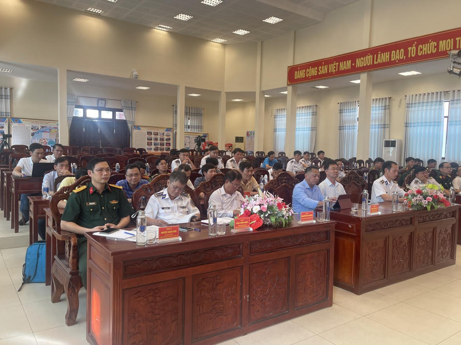 Các thành viên trong đoàn tham gia hội nghị.