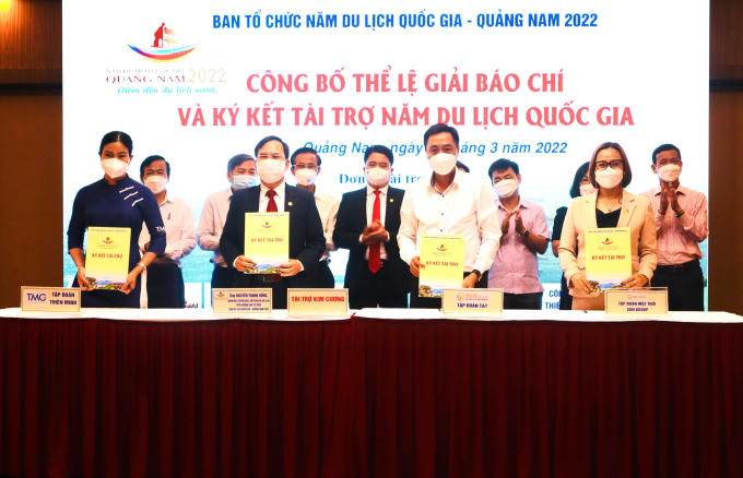 Đại diện Tập đoàn T&amp;amp;T Group ký kết tài trợ 5 tỉ đồng cho Năm Du lịch quốc gia - Quảng Nam 2022
