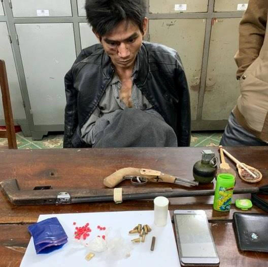 La Văn Tao cùng tang vật tại cơ quan điều tra.