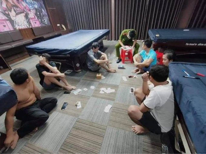6  con bạc bị bắt quả tang đang tụ tập sát phạt trong quán bi-a. Ảnh CAHT.