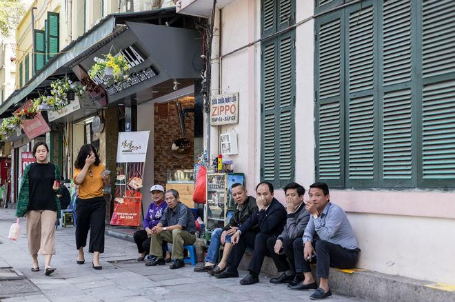 Khá nhiều người, nhưng không có vẻ ồn ào, nhộn nhịp.