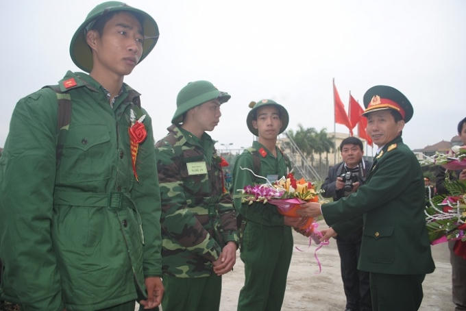 Trao hoa cho các chiến sỹ trước giờ tòng quân. (Ảnh Duy Ngợi).              Rước ngọn đuốc truyền thống. (Ảnh Duy Ngợi)                    Thắp ngọn đuốc truyền thống. (Ảnh Duy Ngợi).
