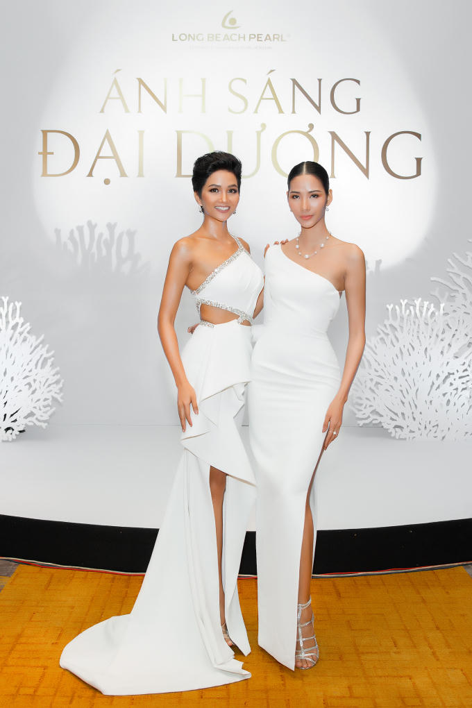 Diện c&ugrave;ng t&ocirc;ng trắng, Hoa hậu H'hen Ni&ecirc; v&agrave; &Aacute; hậu Ho&agrave;ng Th&ugrave;y đẹp