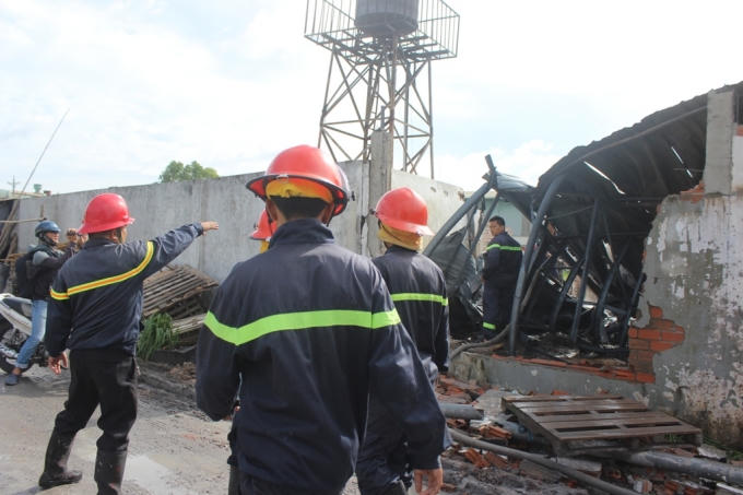 Lực lượng chức năng tích cực chữa cháy