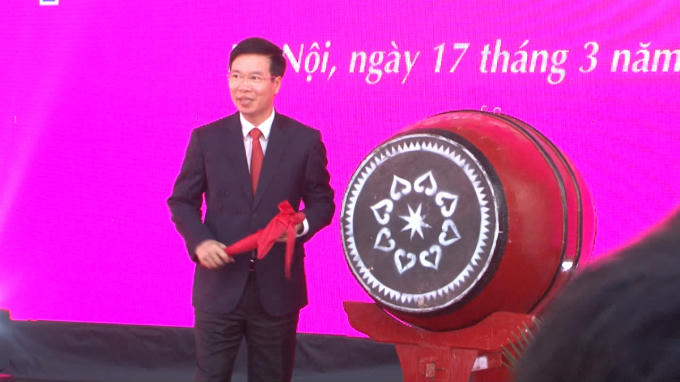 Ông Võ Văn Thưởng - Ủy viên Bộ Chính trị - Bí thư Trung ương Đảng - Trưởng Ban Tuyên giáo TƯ đánh trống khai mạc Hội báo chí toàn quốc 2017