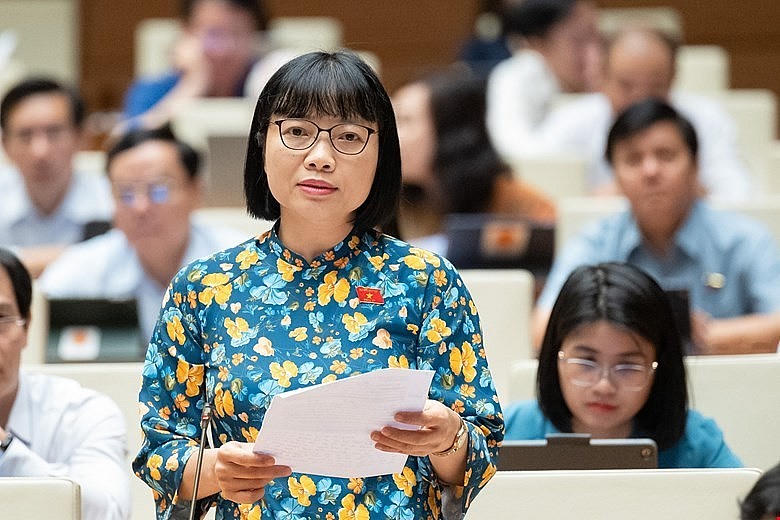 Đại biểu Nguyễn Thị Việt Nga phát biểu tại phiên họp.