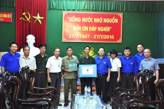 Đồng chí Nguyễn Phi Long và đại diện các đơn vị tham gia chuyến đi tặng quà cho Trung tâm.