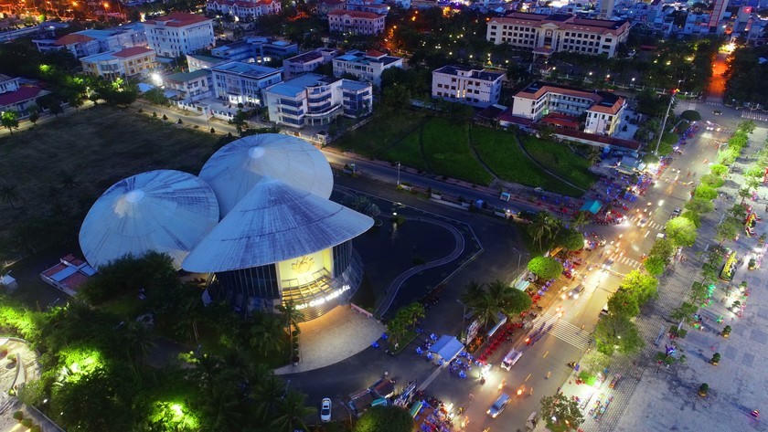 Toàn cảnh nhà hát Cao Văn Lầu lung linh tráng lệ về đêm.