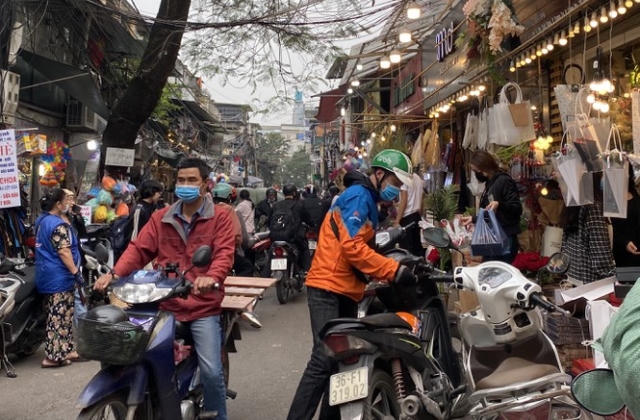 Chen chân lựa quà, 'đỏ mắt' kiếm chỗ uống cà phê dịp 8/3