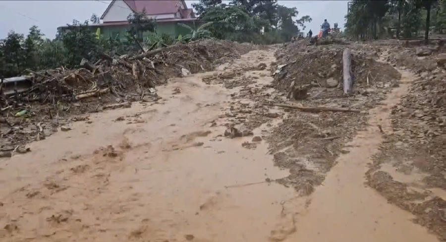 Hàng nghìn m3 đất đá tràn xuống đường khiến giao thông bị tê liệt. Ảnh: Cắt từ Clip của dân