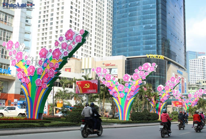 TP Hà Nội đang cố gắng trang trí theo chủ đề từng sự kiện như TP HCM. (Ảnh: Đức Biên)